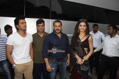 Salman Khan meets Riteish Deshmukh, Urvashi Rautela, Aftab Shivdasani on 'Great Grand Masti' Sets