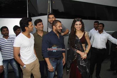 Salman Khan meets Riteish Deshmukh, Urvashi Rautela, Aftab Shivdasani on 'Great Grand Masti' Sets