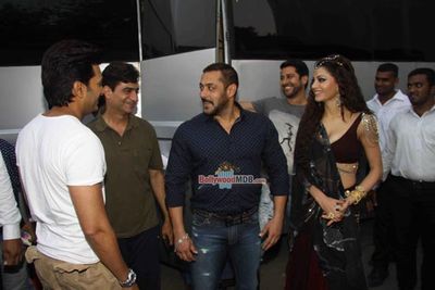 Salman Khan meets Riteish Deshmukh, Urvashi Rautela, Aftab Shivdasani on 'Great Grand Masti' Sets