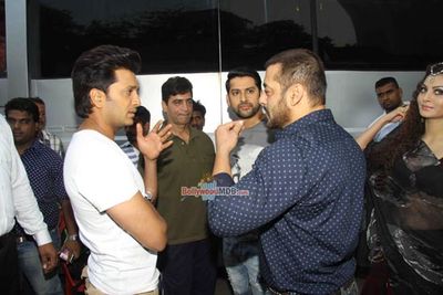 Salman Khan meets Riteish Deshmukh, Urvashi Rautela, Aftab Shivdasani on 'Great Grand Masti' Sets