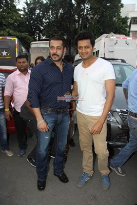 Salman Khan meets Riteish Deshmukh, Urvashi Rautela, Aftab Shivdasani on 'Great Grand Masti' Sets