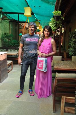 Bipasha Basu with Pinkathon Founder Milind Soman at Mumbai SBI Pinkathon press announcement