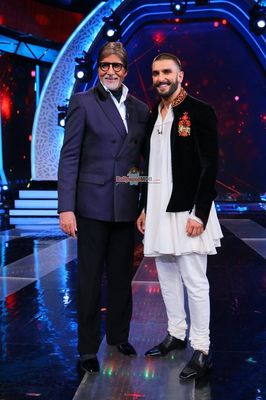 Ranveer Singh promotes 'Bajirao Mastani' with Malhari song launch and Parineeti Chopra dances on Amitabh Bachchan's show Aaj Ki Raat Hai Zindagi