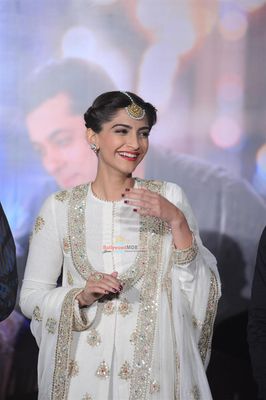 Salman Khan, Sonam Kapoor among other Celebs at film 'Prem Ratan Dhan Payo' trailer launch