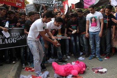 Mohabbat Mukti Morcha with the Star Cast of Film 'Pyaar Ka Punchnama 2'