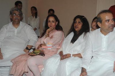 Bollywood Celebs at Legendary Music Director Ravindra Jain's Funeral