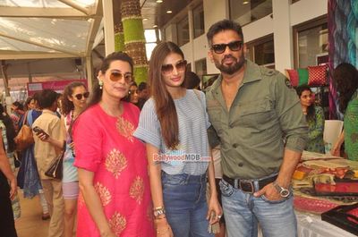 Athiya Shetty and Suneil Shetty at Mana Shetty's Araaish's sale for charity
