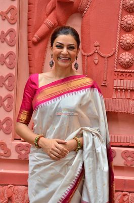 Sushmita Sen attends Durga Aarti at Bandra Muncipal Grounds in Mumbai