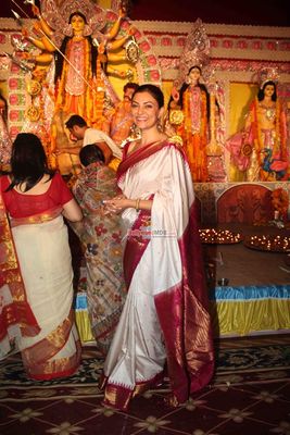 Sushmita Sen attends Durga Aarti at Bandra Muncipal Grounds in Mumbai