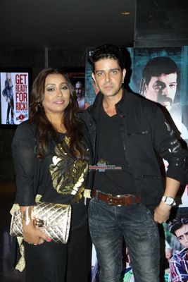 Vije Bhatia, Kritika Gaikwad along with Bollywood Celebs at film 'Lakhon Hain Yahan Dilwale' Premiere