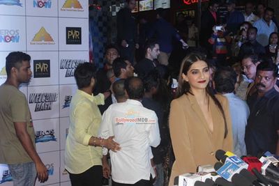 Anil Kapoor, Sonam Kapoor, Nana Patekar Among Bolly Celebs At Film 'Welcome back' premier