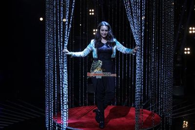 Sonakshi Sinha Performs on Indian Idol Junior Sets