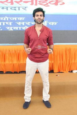 Film 'Pyaar Ka Punchnama 2' stars at Dahi Handi 2015 Celebrations