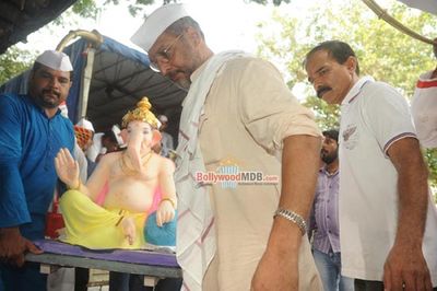 Nana Patekar with son Malhar Patekar and wife Neelkanti Patekar celebrates Ganesh Chaturthi 2015