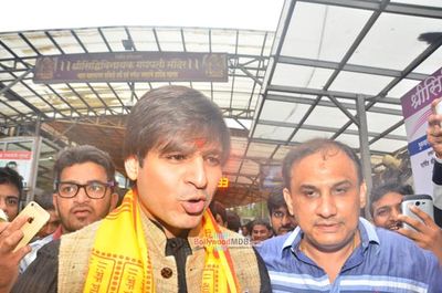 Vivek Oberoi visits Siddhivinayak Mandir for Ganesh Darshan during Ganpati Festival 2015
