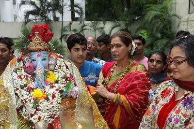 Dimple Kapadia, Twinkle Khanna and Akshay Kumar's son Aarav at their residence Ganpati Visarjan