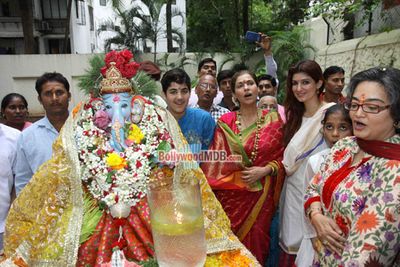 Dimple Kapadia, Twinkle Khanna and Akshay Kumar's son Aarav at their residence Ganpati Visarjan
