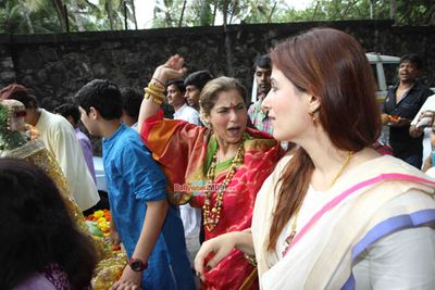 Dimple Kapadia, Twinkle Khanna and Akshay Kumar's son Aarav at their residence Ganpati Visarjan