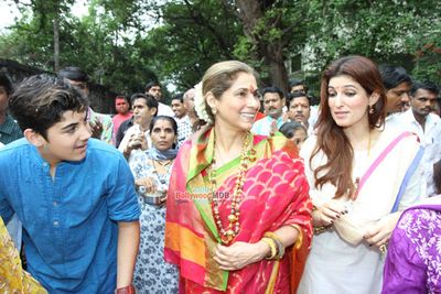 Dimple Kapadia, Twinkle Khanna and Akshay Kumar's son Aarav at their residence Ganpati Visarjan
