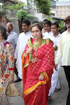 Dimple Kapadia, Twinkle Khanna and Akshay Kumar's son Aarav at their residence Ganpati Visarjan