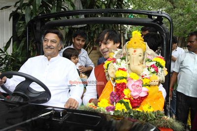 Vivek Oberoi with his family at their residence Ganpati Visarjan at Juhu