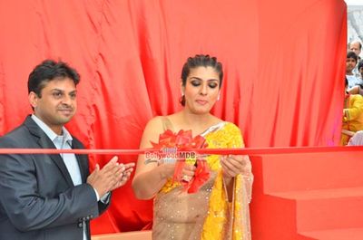 Raveena Tandon unveils World's Biggest Besan Ladoo at Andhericha Raja Ganpati Pandal