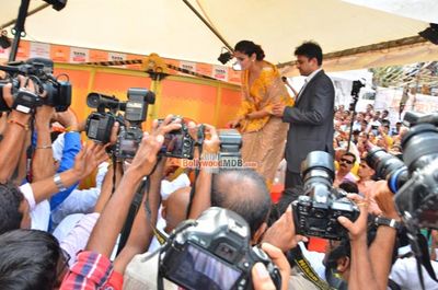 Raveena Tandon unveils World's Biggest Besan Ladoo at Andhericha Raja Ganpati Pandal