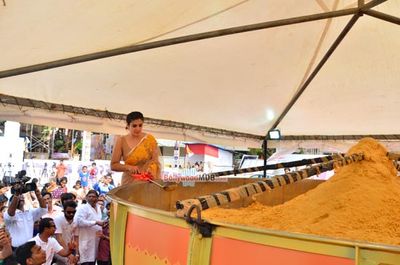 Raveena Tandon unveils World's Biggest Besan Ladoo at Andhericha Raja Ganpati Pandal