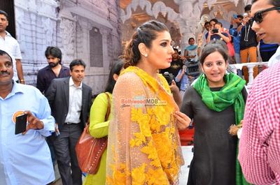 Raveena Tandon unveils World's Biggest Besan Ladoo at Andhericha Raja Ganpati Pandal
