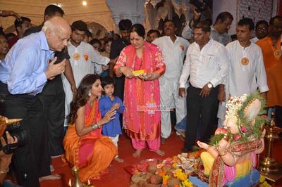 Shilpa Shetty along with her son Viaan and parents visit Andheri Cha Raja to seek blessings