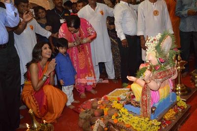 Shilpa Shetty along with her son Viaan and parents visit Andheri Cha Raja to seek blessings