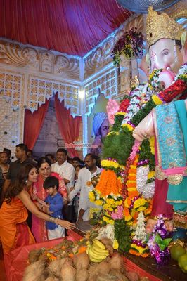 Shilpa Shetty along with her son Viaan and parents visit Andheri Cha Raja to seek blessings