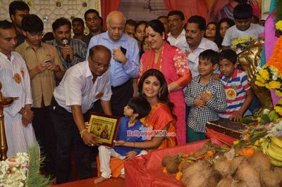 Shilpa Shetty along with her son Viaan and parents visit Andheri Cha Raja to seek blessings