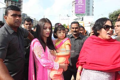 Aishwarya Rai Bachchan along with her daughter Aaradhya visits Siddhivinayak Temple to seek blessings