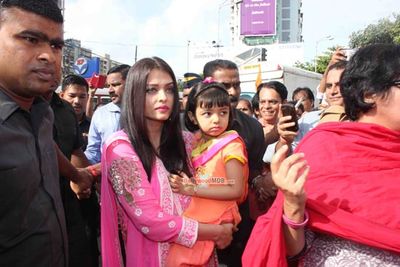 Aishwarya Rai Bachchan along with her daughter Aaradhya visits Siddhivinayak Temple to seek blessings