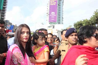 Aishwarya Rai Bachchan along with her daughter Aaradhya visits Siddhivinayak Temple to seek blessings