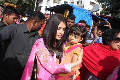 Aishwarya Rai Bachchan along with her daughter Aaradhya visits Siddhivinayak Temple to seek blessings