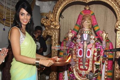 Mallika Sherawat visits Ganpati Bappa of Ranjit Studios in Mumbai
