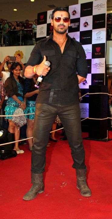 John Abraham, Anil Kapoor, Tusshar Kapoor at film SHOOTOUT AT WADALA Fight Club event at Infiniti Mall in Malad