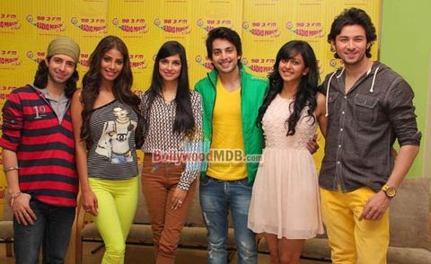 Rakul Preet, Nicole Faria, Divya Kumar with film 'YAARIYAAN' team