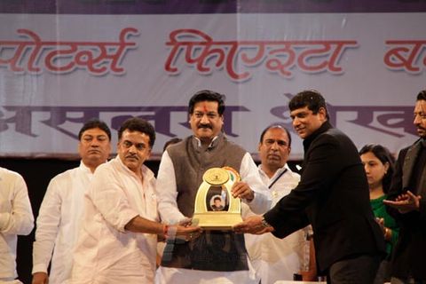 Chief minister Prithviraj Chauhan, Sunil Shetty, Irrfan Khan, Sajid Wajid, Tinu Anand with MLA Aslam Shaikh at prize distribution ceremony of Malad Sports festival