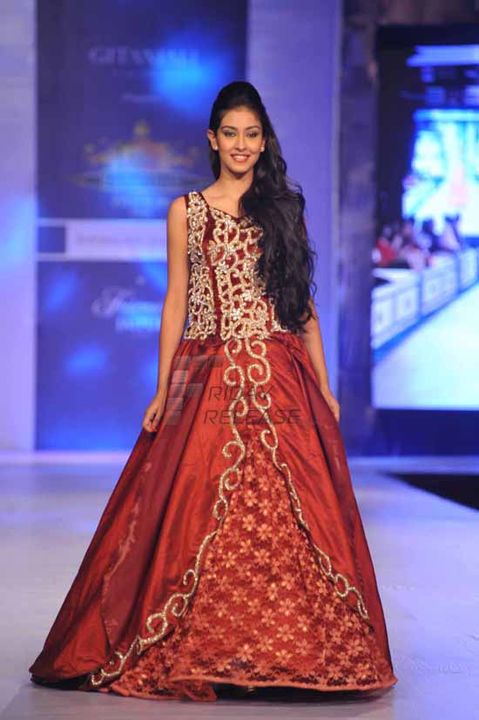 Evelyn Sharma and Miss India Navneet Kaur Dhillon walk the ramp at Rajasthan Fashion Week 2013 in Jaipur