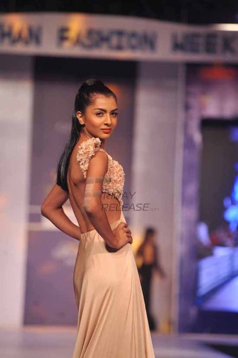 Evelyn Sharma and Miss India Navneet Kaur Dhillon walk the ramp at Rajasthan Fashion Week 2013 in Jaipur