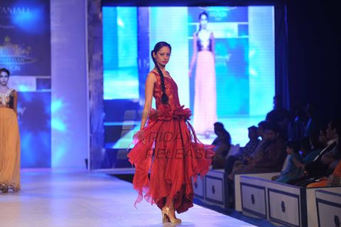 Evelyn Sharma and Miss India Navneet Kaur Dhillon walk the ramp at Rajasthan Fashion Week 2013 in Jaipur