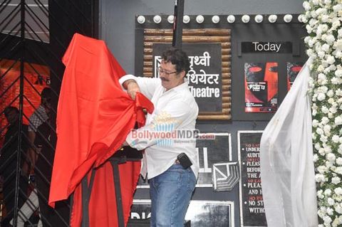 Kunal Kapoor unveils Shashi Kapoor's hand imprint tile for UTV Stars Walk of the Stars