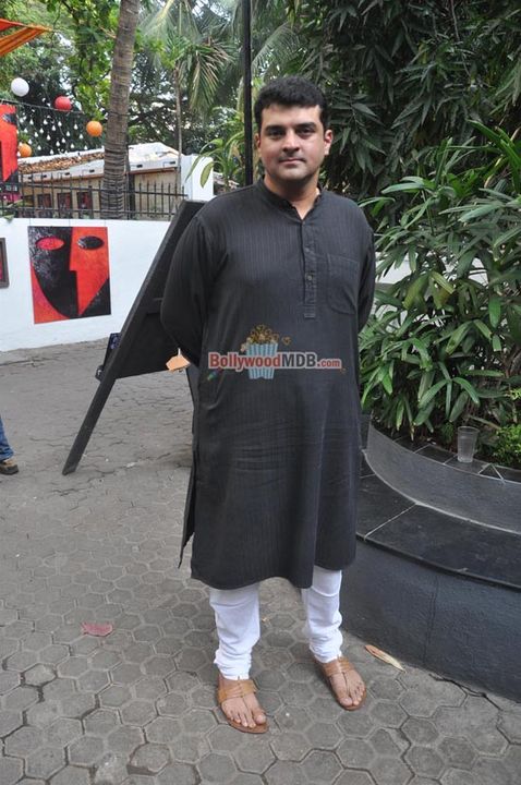 Kunal Kapoor unveils Shashi Kapoor's hand imprint tile for UTV Stars Walk of the Stars