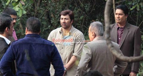 Sunny Deol shoots for TV Series 'CID' to promote film 'SINGH SAAB THE GREAT'