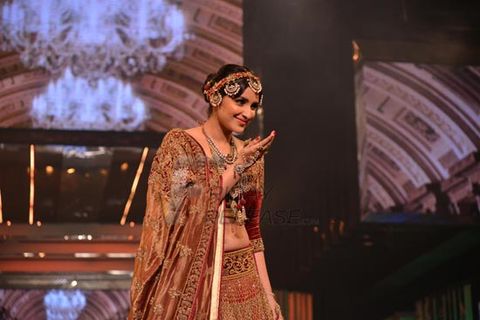 Shah Rukh Khan walks the ramp with Yash Chopra's nine heroines at the tribute on his birth anniversary