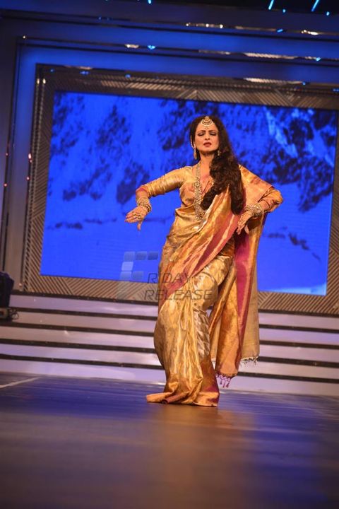 Shah Rukh Khan walks the ramp with Yash Chopra's nine heroines at the tribute on his birth anniversary