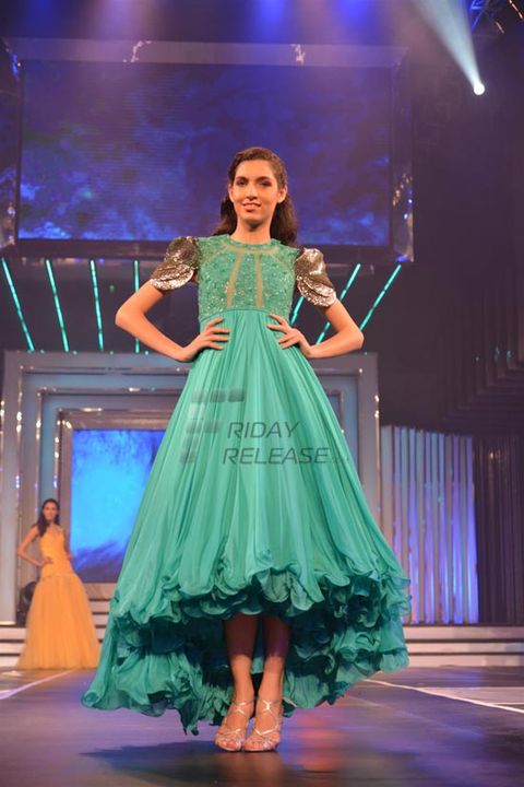 Shah Rukh Khan walks the ramp with Yash Chopra's nine heroines at the tribute on his birth anniversary